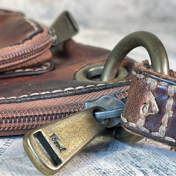 Fossil leather crossbody bag with decorative stitches - Picture 11 of 14